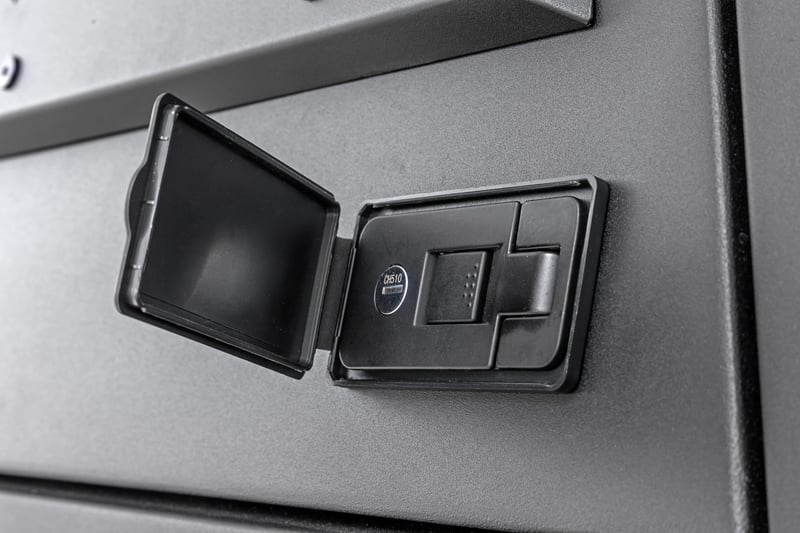 Rough Country Modular Truck Bed Cap - lock detail