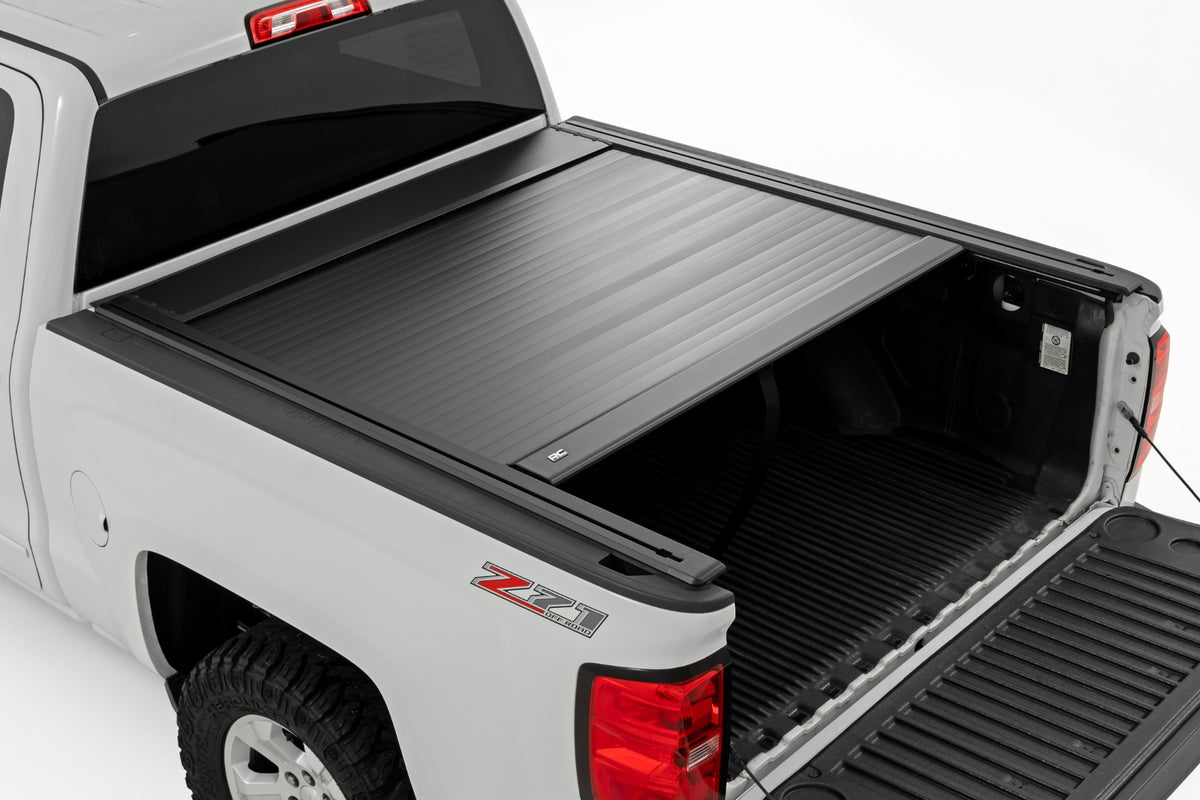 Rough Country Manual Retractable Bed Cover | 5'9" Bed | Chevy/GMC 1500 (14-18 & Classic)